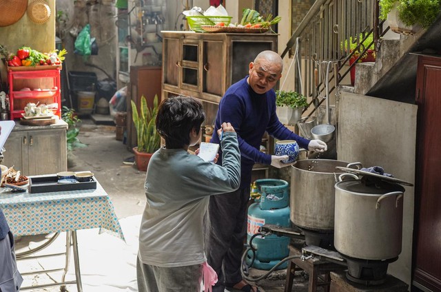 Danh hài Xuân Hinh phá lệ, lần đầu làm việc này ở tuổi U70: "Vất vả nhưng mà thích lắm"- Ảnh 4. Danh hài Xuân Hinh phá lệ, lần đầu làm việc này ở tuổi U70: "Vất vả nhưng mà thích lắm"- Ảnh 4.
