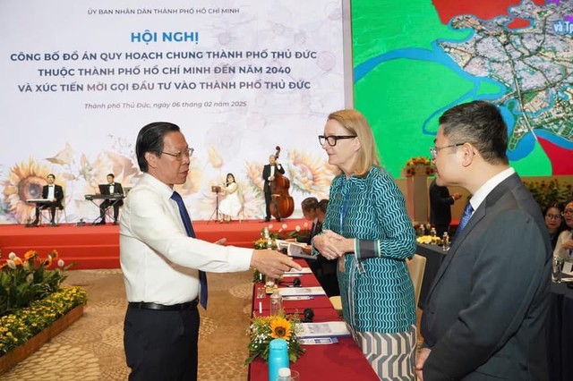 Chủ tịch UBND TP.HCM Phan Văn Mãi đề nghị các doanh nghiệp, nhà đầu tư thực hiện đúng cam kết đầu tư. Chủ tịch UBND TP.HCM Phan Văn Mãi đề nghị các doanh nghiệp, nhà đầu tư thực hiện đúng cam kết đầu tư.