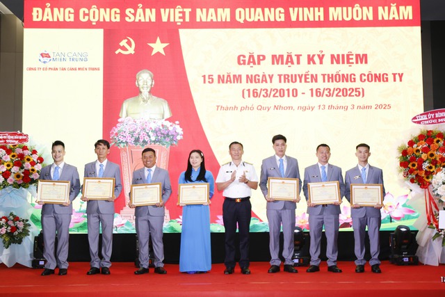 Tổng công ty Tân cảng Sài Gòn khen thưởng 2 tập thể và 5 cá nhân.