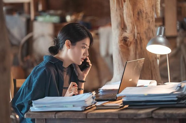 Ph&oacute;ng to rồi thu nhỏ bức vẽ cả gia đ&igrave;nh 4 người trong 1 tư thế, c&ocirc; gi&aacute;o t&aacute;i xanh mặt gọi phụ huynh: Sự thật khiến tất cả đầu h&agrave;ng!- Ảnh 2.