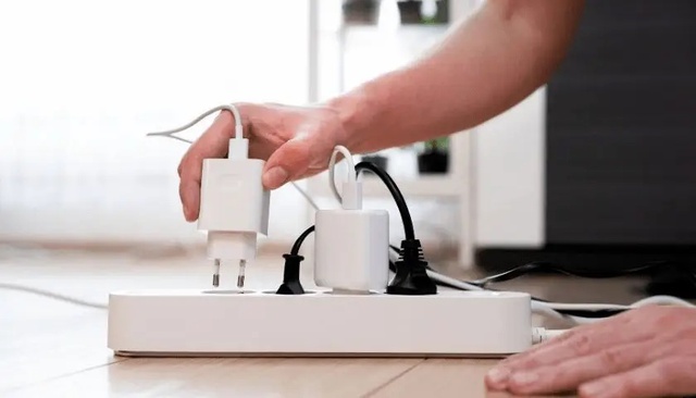 Thợ điện 20 năm kinh nghiệm mách bạn: rút phích cắm 4 thiết bị này có thể TIẾT KIỆM hàng triệu đồng mỗi tháng, đặc biệt hữu ích vào mùa hè để tránh “cháy ví”- Ảnh 1. Thợ điện 20 năm kinh nghiệm mách bạn: rút phích cắm 4 thiết bị này có thể TIẾT KIỆM hàng triệu đồng mỗi tháng, đặc biệt hữu ích vào mùa hè để tránh “cháy ví”- Ảnh 1.