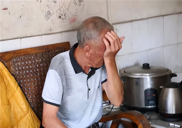 Chăm sóc bố chồng 13 năm, ngày ông qua đời, con dâu được thừa kế 3 triệu: Đến ngân hàng rút tiền mà chết lặng với câu nói của nhân viên- Ảnh 1. Chăm sóc bố chồng 13 năm, ngày ông qua đời, con dâu được thừa kế 3 triệu: Đến ngân hàng rút tiền mà chết lặng với câu nói của nhân viên- Ảnh 1.