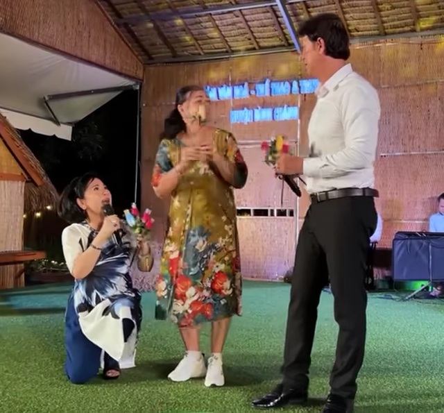 Nữ nghệ sĩ 78 tuổi quỳ gối làm một điều với khán giả, ai cũng trầm trồ- Ảnh 1. Nữ nghệ sĩ 78 tuổi quỳ gối làm một điều với khán giả, ai cũng trầm trồ- Ảnh 1.