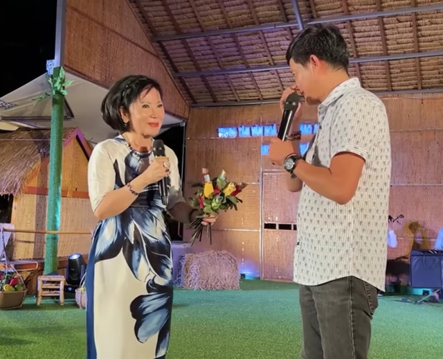 Nữ nghệ sĩ 78 tuổi quỳ gối làm một điều với khán giả, ai cũng trầm trồ- Ảnh 2. Nữ nghệ sĩ 78 tuổi quỳ gối làm một điều với khán giả, ai cũng trầm trồ- Ảnh 2.