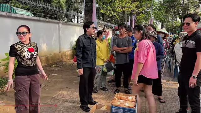 Vừa tuyên bố thẳng về từ thiện, Bình Tinh tới bệnh viện Chợ Rẫy làm điều này cùng cha nuôi Kim Tử Long- Ảnh 1. Vừa tuyên bố thẳng về từ thiện, Bình Tinh tới bệnh viện Chợ Rẫy làm điều này cùng cha nuôi Kim Tử Long- Ảnh 1.