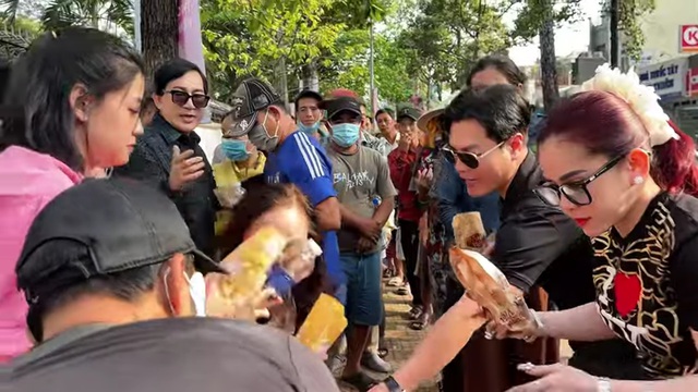 Vừa tuyên bố thẳng về từ thiện, Bình Tinh tới bệnh viện Chợ Rẫy làm điều này cùng cha nuôi Kim Tử Long- Ảnh 2. Vừa tuyên bố thẳng về từ thiện, Bình Tinh tới bệnh viện Chợ Rẫy làm điều này cùng cha nuôi Kim Tử Long- Ảnh 2.