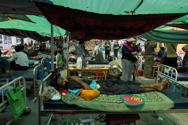 Toàn cảnh Myanmar 3 ngày sau động đất: Công tác cứu hộ chạy đua từng phút, quá nhiều khủng hoảng vẫn tiếp diễn sau thiên tai- Ảnh 5.