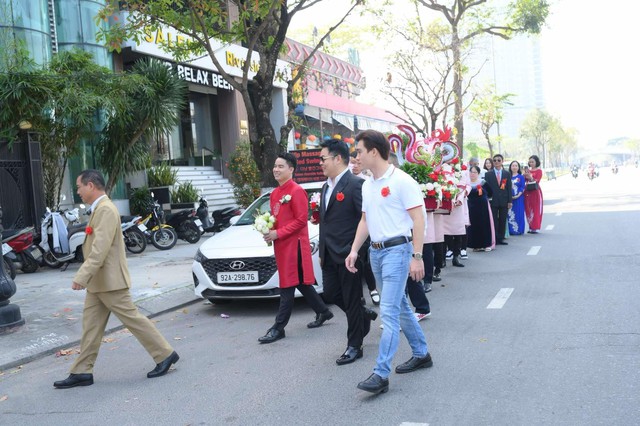 Quang Lê bay ra Đà Nẵng làm chủ hôn cho quản lý, tặng kim cương và 1 cọc tiền dày- Ảnh 1.