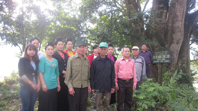 Đại diện Đảng bộ cùng các đảng viên lão thành và giáo viên trường mầm non, trường tiểu học xã Mường Lựm tại nơi thành lập chi bộ đảng đầu tiên của huyện Yên Châu. Đại diện Đảng bộ cùng các đảng viên lão thành và giáo viên trường mầm non, trường tiểu học xã Mường Lựm tại nơi thành lập chi bộ đảng đầu tiên của huyện Yên Châu.