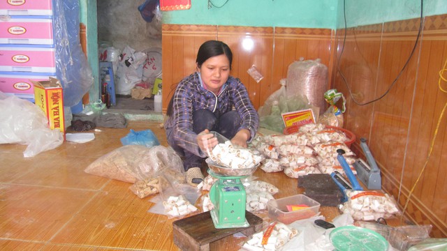 Chị Cơ tất bật đ&oacute;ng g&oacute;i v&agrave; chuẩn bị h&agrave;ng giao cho kh&aacute;ch.