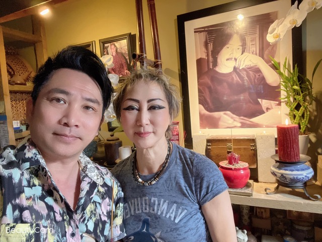 Nữ danh ca 73 tuổi về Việt Nam, khán giả 19 tuổi tới ôm hôn: "Con yêu bà lắm, sao bà dễ thương vậy"- Ảnh 2. Nữ danh ca 73 tuổi về Việt Nam, khán giả 19 tuổi tới ôm hôn: "Con yêu bà lắm, sao bà dễ thương vậy"- Ảnh 2.