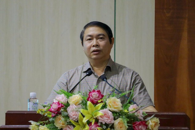 Ông Nguyễn Trí Dũng, Chủ tịch UBND Q.Gò Vấp giao nhiệm vụ triển khai ứng dụng đến lãnh đạo 12 phường trên bàn.