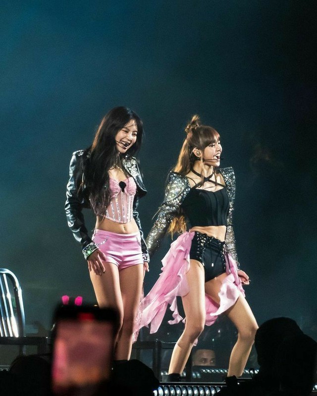 Jennie ăn mặc cực bốc, Lisa đu sợi xích - Coachella 2025 chứng kiến màn kèn cựa solo HOT nhất BLACKPINK!- Ảnh 1. Jennie ăn mặc cực bốc, Lisa đu sợi xích - Coachella 2025 chứng kiến màn kèn cựa solo HOT nhất BLACKPINK!- Ảnh 1.