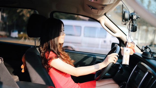 Lái xe sang 30 tỉ tới trường đón con gái, bị chỉ trích là khoe khoang, lời đáp trả của người mẹ khiến cư dân mạng “câm nín”- Ảnh 1. Lái xe sang 30 tỉ tới trường đón con gái, bị chỉ trích là khoe khoang, lời đáp trả của người mẹ khiến cư dân mạng “câm nín”- Ảnh 1.