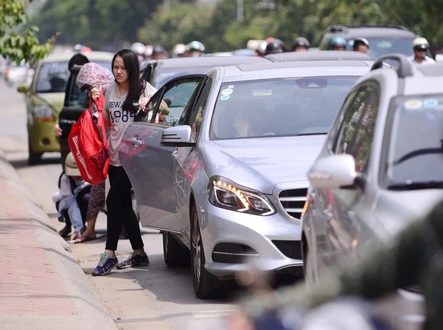 Lái xe sang 30 tỉ tới trường đón con gái, bị chỉ trích là khoe khoang, lời đáp trả của người mẹ khiến cư dân mạng “câm nín”- Ảnh 4. Lái xe sang 30 tỉ tới trường đón con gái, bị chỉ trích là khoe khoang, lời đáp trả của người mẹ khiến cư dân mạng “câm nín”- Ảnh 4.