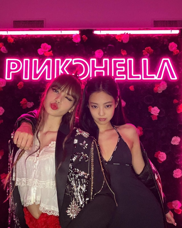 Jennie ăn mặc cực bốc, Lisa đu sợi xích - Coachella 2025 chứng kiến màn kèn cựa solo HOT nhất BLACKPINK!- Ảnh 2. Jennie ăn mặc cực bốc, Lisa đu sợi xích - Coachella 2025 chứng kiến màn kèn cựa solo HOT nhất BLACKPINK!- Ảnh 2.