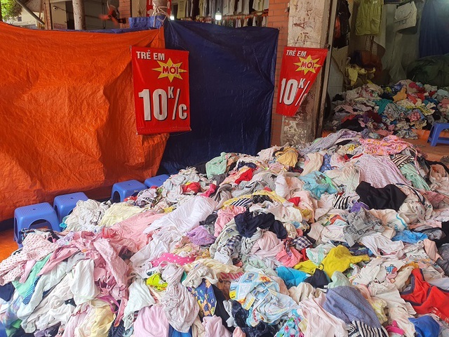 Cảnh báo: Quần áo chứa chất gây UNG THƯ vượt tiêu chuẩn 20 lần, thời trang giá rẻ có thể đang âm thầm "hạ độc" bạn mỗi ngày!- Ảnh 1. Cảnh báo: Quần áo chứa chất gây UNG THƯ vượt tiêu chuẩn 20 lần, thời trang giá rẻ có thể đang âm thầm "hạ độc" bạn mỗi ngày!- Ảnh 1.