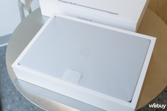 Mở hộp MacBook Air M4 Sky Blue chính hãng VN: Sắc xanh thanh thoát cho chiếc laptop gọn nhẹ mạnh mẽ nhất của Apple- Ảnh 3. Mở hộp MacBook Air M4 Sky Blue chính hãng VN: Sắc xanh thanh thoát cho chiếc laptop gọn nhẹ mạnh mẽ nhất của Apple- Ảnh 3.