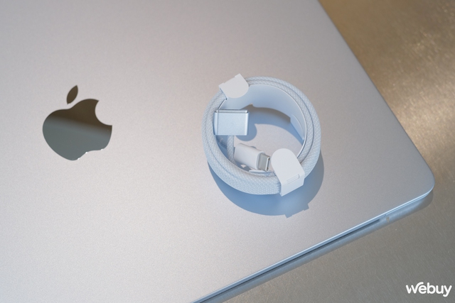 Mở hộp MacBook Air M4 Sky Blue chính hãng VN: Sắc xanh thanh thoát cho chiếc laptop gọn nhẹ mạnh mẽ nhất của Apple- Ảnh 4. Mở hộp MacBook Air M4 Sky Blue chính hãng VN: Sắc xanh thanh thoát cho chiếc laptop gọn nhẹ mạnh mẽ nhất của Apple- Ảnh 4.