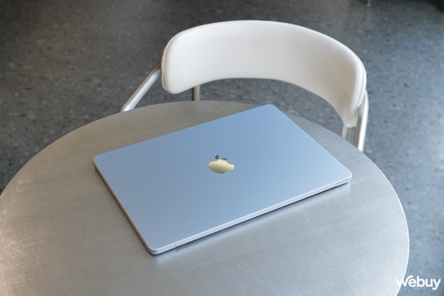Mở hộp MacBook Air M4 Sky Blue chính hãng VN: Sắc xanh thanh thoát cho chiếc laptop gọn nhẹ mạnh mẽ nhất của Apple- Ảnh 13. Mở hộp MacBook Air M4 Sky Blue chính hãng VN: Sắc xanh thanh thoát cho chiếc laptop gọn nhẹ mạnh mẽ nhất của Apple- Ảnh 13.