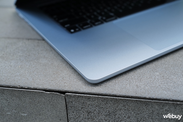 Mở hộp MacBook Air M4 Sky Blue chính hãng VN: Sắc xanh thanh thoát cho chiếc laptop gọn nhẹ mạnh mẽ nhất của Apple- Ảnh 14. Mở hộp MacBook Air M4 Sky Blue chính hãng VN: Sắc xanh thanh thoát cho chiếc laptop gọn nhẹ mạnh mẽ nhất của Apple- Ảnh 14.