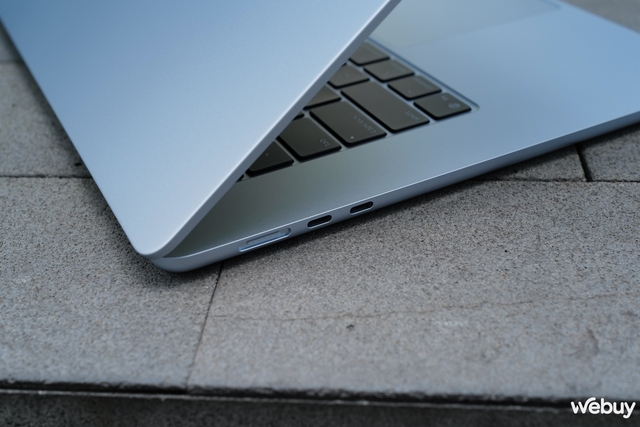 Mở hộp MacBook Air M4 Sky Blue chính hãng VN: Sắc xanh thanh thoát cho chiếc laptop gọn nhẹ mạnh mẽ nhất của Apple- Ảnh 20. Mở hộp MacBook Air M4 Sky Blue chính hãng VN: Sắc xanh thanh thoát cho chiếc laptop gọn nhẹ mạnh mẽ nhất của Apple- Ảnh 20.