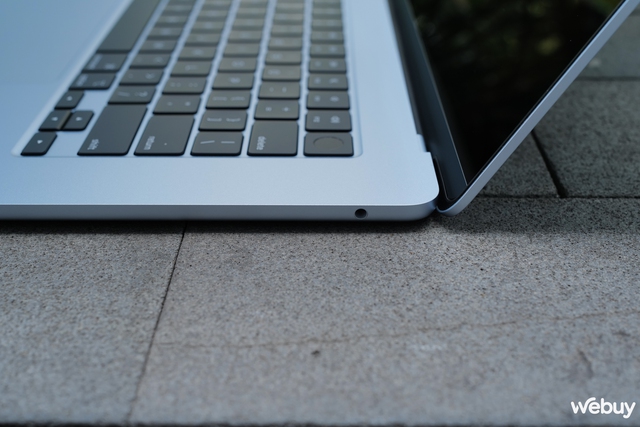 Mở hộp MacBook Air M4 Sky Blue chính hãng VN: Sắc xanh thanh thoát cho chiếc laptop gọn nhẹ mạnh mẽ nhất của Apple- Ảnh 21. Mở hộp MacBook Air M4 Sky Blue chính hãng VN: Sắc xanh thanh thoát cho chiếc laptop gọn nhẹ mạnh mẽ nhất của Apple- Ảnh 21.