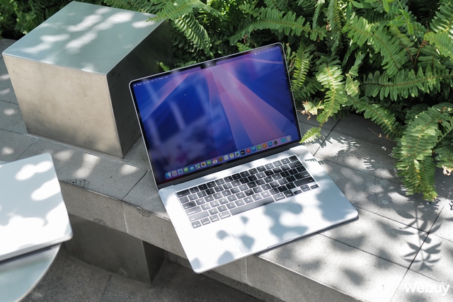 Mở hộp MacBook Air M4 Sky Blue chính hãng VN: Sắc xanh thanh thoát cho chiếc laptop gọn nhẹ mạnh mẽ nhất của Apple- Ảnh 24. Mở hộp MacBook Air M4 Sky Blue chính hãng VN: Sắc xanh thanh thoát cho chiếc laptop gọn nhẹ mạnh mẽ nhất của Apple- Ảnh 24.