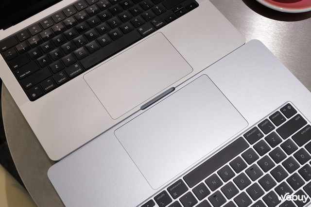 Mở hộp MacBook Air M4 Sky Blue chính hãng VN: Sắc xanh thanh thoát cho chiếc laptop gọn nhẹ mạnh mẽ nhất của Apple- Ảnh 15. Mở hộp MacBook Air M4 Sky Blue chính hãng VN: Sắc xanh thanh thoát cho chiếc laptop gọn nhẹ mạnh mẽ nhất của Apple- Ảnh 15.