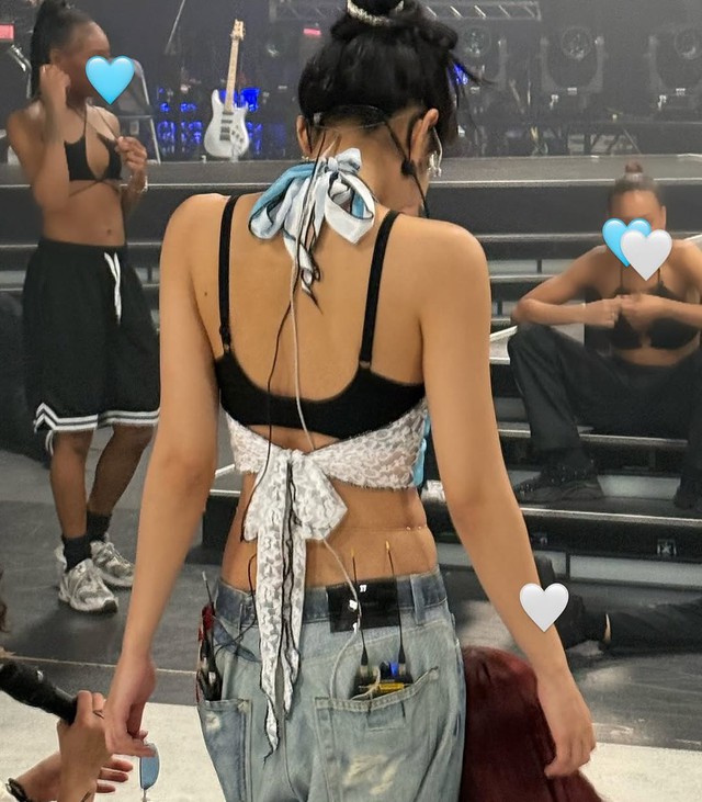 Jennie ăn mặc cực bốc, Lisa đu sợi xích - Coachella 2025 chứng kiến màn kèn cựa solo HOT nhất BLACKPINK!- Ảnh 3. Jennie ăn mặc cực bốc, Lisa đu sợi xích - Coachella 2025 chứng kiến màn kèn cựa solo HOT nhất BLACKPINK!- Ảnh 3.