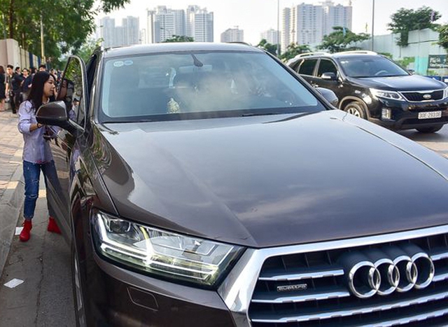 Lái xe sang 30 tỉ tới trường đón con gái, bị chỉ trích là khoe khoang, lời đáp trả của người mẹ khiến cư dân mạng “câm nín”- Ảnh 2. Lái xe sang 30 tỉ tới trường đón con gái, bị chỉ trích là khoe khoang, lời đáp trả của người mẹ khiến cư dân mạng “câm nín”- Ảnh 2.