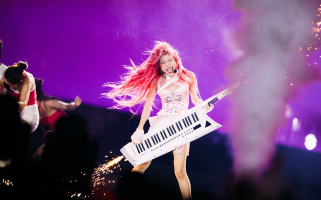 Một Chị Đẹp phải thở bình oxy trong hậu trường concert, chạy tiết mục như vũ bão từ múa cột đến chơi đàn ra lửa- Ảnh 7. Một Chị Đẹp phải thở bình oxy trong hậu trường concert, chạy tiết mục như vũ bão từ múa cột đến chơi đàn ra lửa- Ảnh 7.
