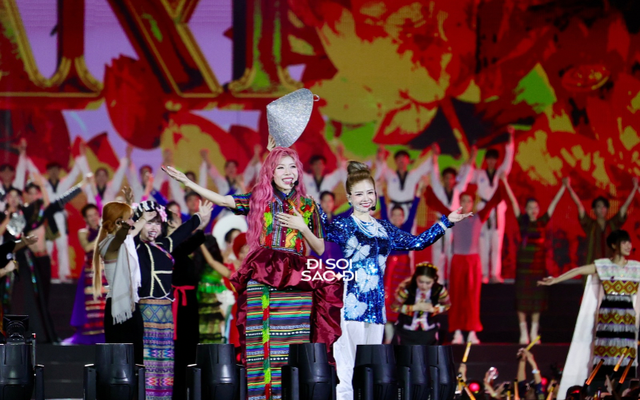 Một Chị Đẹp phải thở bình oxy trong hậu trường concert, chạy tiết mục như vũ bão từ múa cột đến chơi đàn ra lửa- Ảnh 5. Một Chị Đẹp phải thở bình oxy trong hậu trường concert, chạy tiết mục như vũ bão từ múa cột đến chơi đàn ra lửa- Ảnh 5.