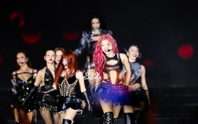 Một Chị Đẹp phải thở bình oxy trong hậu trường concert, chạy tiết mục như vũ bão từ múa cột đến chơi đàn ra lửa- Ảnh 4. Một Chị Đẹp phải thở bình oxy trong hậu trường concert, chạy tiết mục như vũ bão từ múa cột đến chơi đàn ra lửa- Ảnh 4.