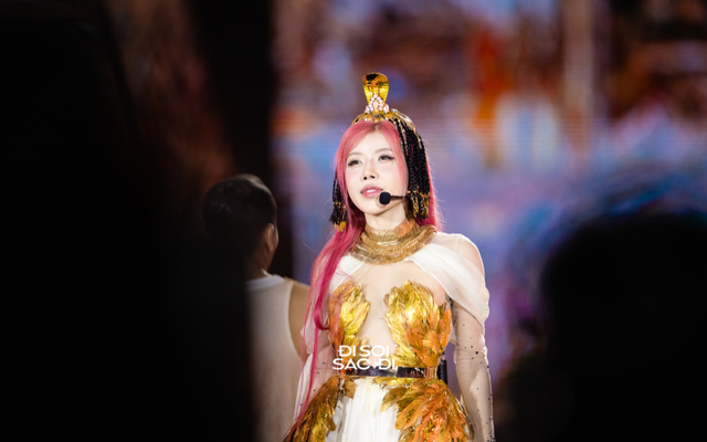 Một Chị Đẹp phải thở bình oxy trong hậu trường concert, chạy tiết mục như vũ bão từ múa cột đến chơi đàn ra lửa- Ảnh 2. Một Chị Đẹp phải thở bình oxy trong hậu trường concert, chạy tiết mục như vũ bão từ múa cột đến chơi đàn ra lửa- Ảnh 2.