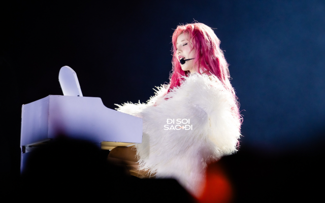 Một Chị Đẹp phải thở bình oxy trong hậu trường concert, chạy tiết mục như vũ bão từ múa cột đến chơi đàn ra lửa- Ảnh 1. Một Chị Đẹp phải thở bình oxy trong hậu trường concert, chạy tiết mục như vũ bão từ múa cột đến chơi đàn ra lửa- Ảnh 1.
