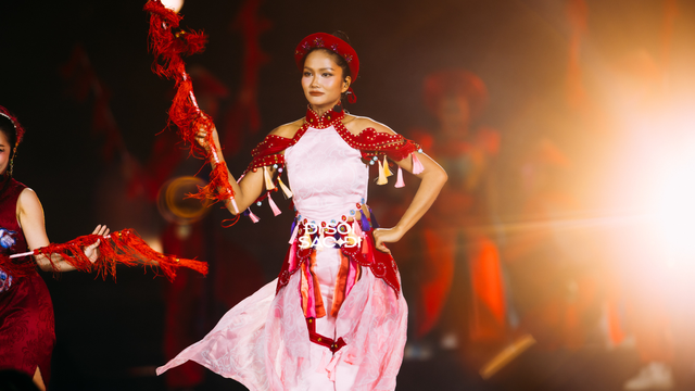 10 giây tại concert Chị Đẹp chứng minh H'Hen Niê mãi là công chúa của chồng mới cưới- Ảnh 2. 10 giây tại concert Chị Đẹp chứng minh H'Hen Niê mãi là công chúa của chồng mới cưới- Ảnh 2.