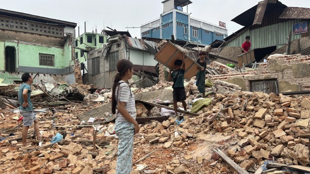 Myanmar đón Tết trong đống đổ nát và động đất mới tiếp nối: Xót xa hình ảnh những đứa trẻ chơi té nước giữa khó khăn chồng chất- Ảnh 5. Myanmar đón Tết trong đống đổ nát và động đất mới tiếp nối: Xót xa hình ảnh những đứa trẻ chơi té nước giữa khó khăn chồng chất- Ảnh 5.