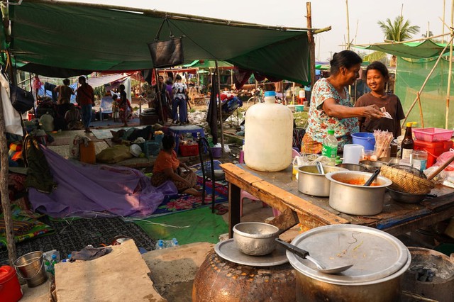 Myanmar đón Tết trong đống đổ nát và động đất mới tiếp nối: Xót xa hình ảnh những đứa trẻ chơi té nước giữa khó khăn chồng chất- Ảnh 1. Myanmar đón Tết trong đống đổ nát và động đất mới tiếp nối: Xót xa hình ảnh những đứa trẻ chơi té nước giữa khó khăn chồng chất- Ảnh 1.