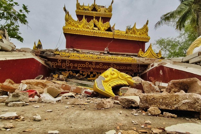 Myanmar đón Tết trong đống đổ nát và động đất mới tiếp nối: Xót xa hình ảnh những đứa trẻ chơi té nước giữa khó khăn chồng chất- Ảnh 4. Myanmar đón Tết trong đống đổ nát và động đất mới tiếp nối: Xót xa hình ảnh những đứa trẻ chơi té nước giữa khó khăn chồng chất- Ảnh 4.