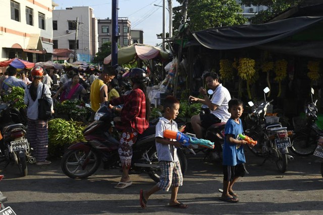 Myanmar đón Tết trong đống đổ nát và động đất mới tiếp nối: Xót xa hình ảnh những đứa trẻ chơi té nước giữa khó khăn chồng chất- Ảnh 2. Myanmar đón Tết trong đống đổ nát và động đất mới tiếp nối: Xót xa hình ảnh những đứa trẻ chơi té nước giữa khó khăn chồng chất- Ảnh 2.