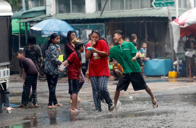 Myanmar đón Tết trong đống đổ nát và động đất mới tiếp nối: Xót xa hình ảnh những đứa trẻ chơi té nước giữa khó khăn chồng chất- Ảnh 3. Myanmar đón Tết trong đống đổ nát và động đất mới tiếp nối: Xót xa hình ảnh những đứa trẻ chơi té nước giữa khó khăn chồng chất- Ảnh 3.