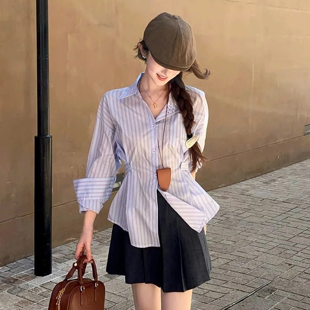4 kiểu áo sơ mi dìm dáng, xỉn da, điểm thanh lịch lao dốc thảm hại- Ảnh 9. 4 kiểu áo sơ mi dìm dáng, xỉn da, điểm thanh lịch lao dốc thảm hại- Ảnh 9.