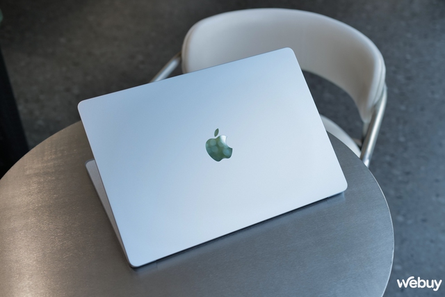 Bí ẩn màu xanh Sky Blue trên MacBook Air M4: Lúc xanh, lúc chuyển sắc xám chẳng khác gì bầu trời- Ảnh 2. Bí ẩn màu xanh Sky Blue trên MacBook Air M4: Lúc xanh, lúc chuyển sắc xám chẳng khác gì bầu trời- Ảnh 2.