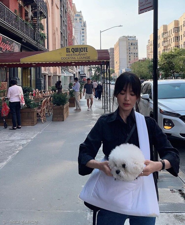 Style đi du lịch chất đến từng bộ của Song Hye Kyo- Ảnh 8. Style đi du lịch chất đến từng bộ của Song Hye Kyo- Ảnh 8.
