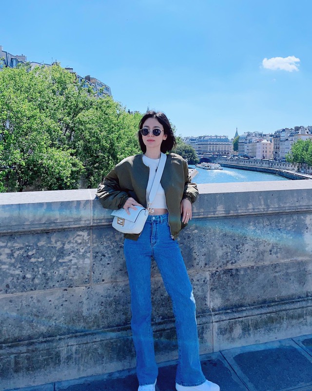 Style đi du lịch chất đến từng bộ của Song Hye Kyo- Ảnh 5. Style đi du lịch chất đến từng bộ của Song Hye Kyo- Ảnh 5.