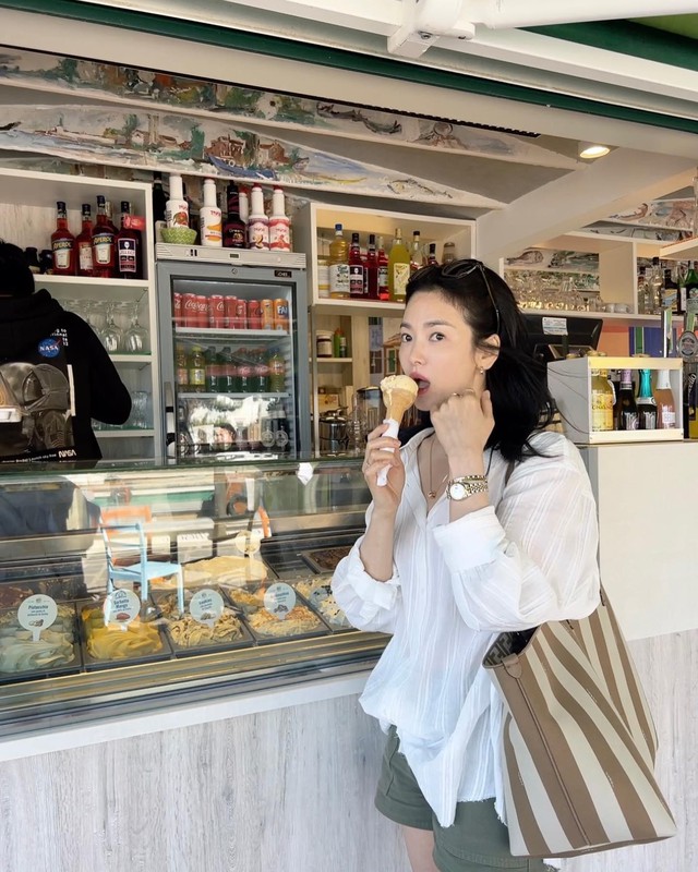 Style đi du lịch chất đến từng bộ của Song Hye Kyo- Ảnh 4. Style đi du lịch chất đến từng bộ của Song Hye Kyo- Ảnh 4.