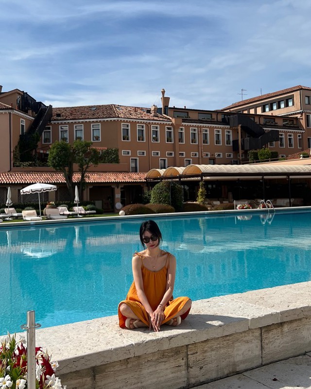 Style đi du lịch chất đến từng bộ của Song Hye Kyo- Ảnh 3. Style đi du lịch chất đến từng bộ của Song Hye Kyo- Ảnh 3.