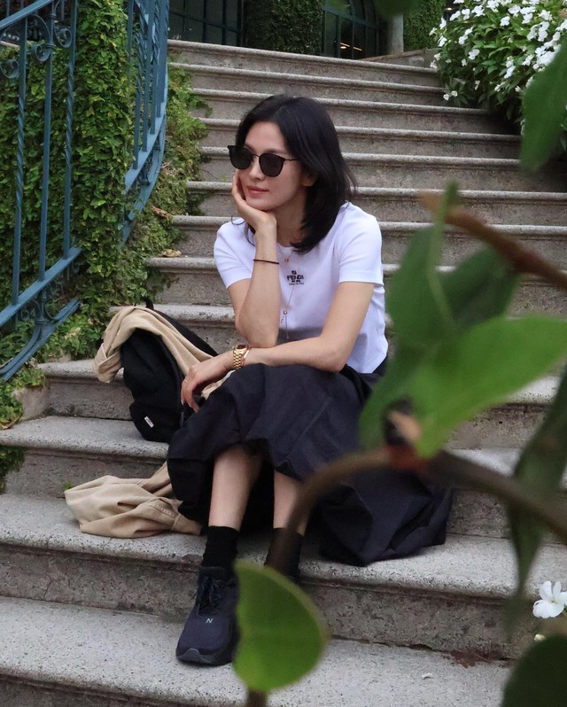 Style đi du lịch chất đến từng bộ của Song Hye Kyo- Ảnh 1. Style đi du lịch chất đến từng bộ của Song Hye Kyo- Ảnh 1.