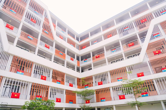 Một trường đại học ngập trong sắc cờ đỏ sao vàng khiến ai lướt qua cũng phải dừng chân: Quá xúc động và tự hào!- Ảnh 1. Một trường đại học ngập trong sắc cờ đỏ sao vàng khiến ai lướt qua cũng phải dừng chân: Quá xúc động và tự hào!- Ảnh 1.